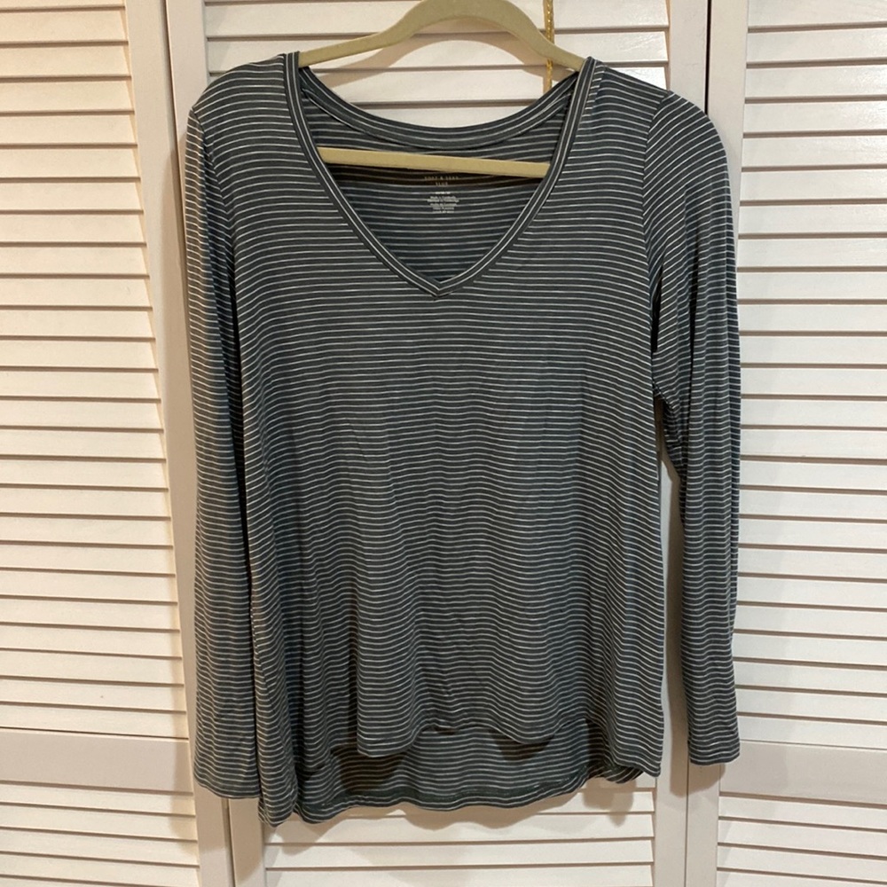 American Eagle V-neck long sleeve